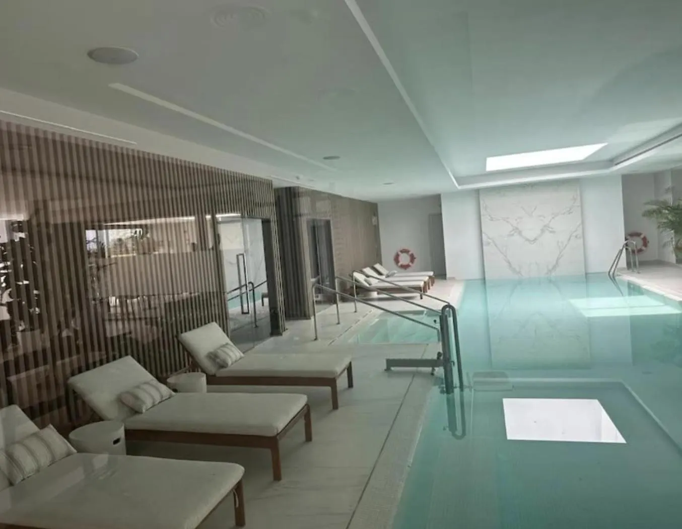 Elegant Apartment In Marbella, Sea Views, Infinity & Pool, Sauna, Gym, Spa, 5 Min To The Beach 0*, マルベーリャ スペイン